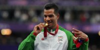 ببینید | اهدای مدال طلای سعید افروز قهرمان پرتاب نیزه پارالمپیک 2024 پاریس