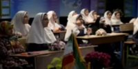 ببینید | سوال چالشی یک دختر بچه روی آنتن تلویزیون از مهمان برنامه: چرا پسرها و دخترها با هم بودند؟