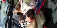 ببینید | کتک‌کاری شوکه‌کننده زن جوان در اتوبوس با شوهرش پشت فرمان؛ از گاز تا چاقوکشی!