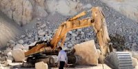 ببینید | رهاسازی راننده بیل مکانیکی گرفتار شده در حادثه ریزش معدن گیلانغرب