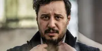 عکس | عکسی جدید از جواد عزتی در پشت‌صحنه «زخم کاری 3»