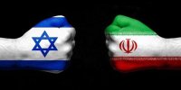عکس | تصویر بلومبرگ از پیگیری خبرهای بامدادی صداوسیما درباره اصفهان توسط شهروندان ایران