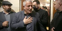 عکس | قابی جالب از پوشش بسیار متفاوت سه چهره در مراسم یک شخصیت سیاسی؛ از تی‌شرت آستین‌کوتاه تا کت و کاپشن!