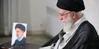 عکس | تصویری قدیمی از رهبر انقلاب در کنار قاب عکس آیت‌الله بهشتی پس از ترور