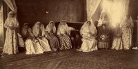 عکس | لباس و تاج عروس سرشناس‌ترین دختر مظفرالدین شاه در روز عروسی و در کنار ساقدوش‌ها