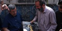 تصاویر | بوسه یک شهروند بر صورت احمدی‌نژاد در حاشیه عزاداری روز عاشورا