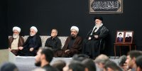 عکس | ابراز ارادت مسعود پزشکیان به رهبر انقلاب در پایان مراسم شام غریبان حسینی در حسینه امام خمینی (ره)