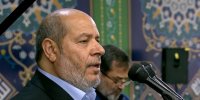 عکس | اقامه نماز بر پیکر شهید اسماعیل هنیه توسط عضو ارشد حماس در دوحه قطر