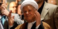 عکس | تصویری جالب از آب نوشیدن هاشمی رفسنجانی از چشمه باغ حضرت فاطمه در مدینه