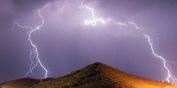 عکس| نمایی زیبا و شگفت‌انگیز از صاعقه در دل کویر