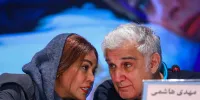 تصاویر | حرف‌های درگوشی مهدی هاشمی؛ قاب‌هایی از نشست خبری فیلم «مرد آرام»