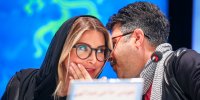 تصاویر | حرف‌های درگوشی هومن حاجی عبداللهی با فریبا نادری در نشست خبری «شوهر ستاره»