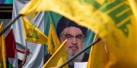 عکس | محافظ شخصی شهید سید حسن نصرالله در کنار پیکر مطهر او