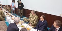 عکس | افطار زلنسکی با سربازان مسلمان اوکراینی