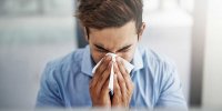 نگهداشتن عطسه چه خطراتی ایجاد می‌کند؟