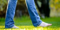 مزایای راه رفتن با پای برهنه روی چمن
