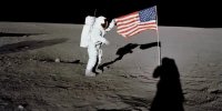 پرچم آمریکا هنوز بر روی ماه پابرجاست؟