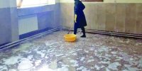 مدیر مدرسه‌ای که مادر دانش‌آموز را مجبور به نظافت کرده بود احضار شد