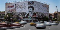 دیوارنگاره جدید میدان انقلاب به شعار «امام وعده‌های صادق» مزین شد