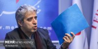 ایوب آقاخانی: نمایشنامه‌نویسان مستعد را رها نکنیم