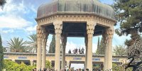 سال تحویل در جوار حضرت حافظ؛ «بوی بهار نارنج باران خورده فضا را پر کرده و خورشید بر آمده از پس ابرها نشان از عیدی زیبا دارد»