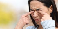 آیا مالیدن چشم‌ها ضرر دارد؟ 