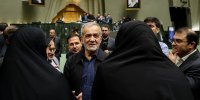۳ عکس از واکنش پزشکیان به تبریک گفتن نمایندگان زن مجلس به او