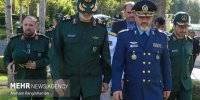 عکسی از بوسه وزیر دفاع جدید بر پیشانی وزیر دفاع دولت رئیسی /ورود امیرنصیرزاده با سلام نظامی به ساختمان وزارت دفاع