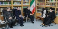 فاتحه خوانی عراقچی بر مزار رئیس جمهوری فقید/ فعالیت وزیر خارجه در چایخانه حرم امام رضا(ع)