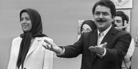 مسعود رجوی دوید بالای سن و با هیجان گفت: «مریم عضدانلو را به عنوان رئیس‌جمهور ایران معرفی می‌کنم»!