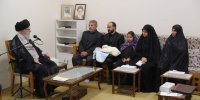 تصویری از دلجویی رهبر انقلاب از دختر خردسال شهید جهاندیده