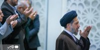 توزیع روزنامه رایگان همشهری با عنوان «ترامپ قمارباز؛ حریفت منم» در نماز جمعه/ تصاویر منتخب نمازجمعه تهران