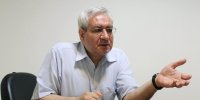 حمله روزنامه اصولگرا به اصلاح طلب معروف: فکر می کنید در ۱۴۰۳ تغییر نظام اتفاق افتاده که پزشکیان را ترغیب می کنید، فرماندهی کل قوا را درخواست کند؟