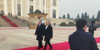 امامعلی رحمان به استقبال پزشکیان رفت/ شلیک ۲۱ گلوله توپ و گرفتن عکس یادگاری روسای جمهور ایران و تاجیکستان