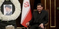 تصویری جالب از شهید رئیسی در خانه اش ؛ دیدار مخبر با خانواده رئیس جمهور فقید