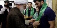 شال سبز متبرک به ضریح امام هشتم بر گردن آزادکاران | تصاویر