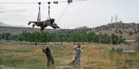 جنگجویان طالبان هنگام تمرین با زیپ‌ لاین | تصاویر