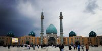 اهتزاز پرچم سرخ انتقام برفراز گنبد فیروزه ای مسجد جمکران | تصاویر