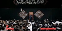 تصاویری از اقامه نماز ظهر و عصر عزاداران هیئت‌های دانشجویی به امامت رهبر معظم انقلاب