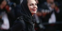 تصویری از لیلا حاتمی در پشت صحنه یکی از فیلم‌هایش در حال گریم