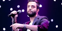 چرخیدن پسر و دختر جوان دور آقای خواننده ! | کنسرت عجیب بنیامین بهادری بر روی میز خانه‌اش | ببینید