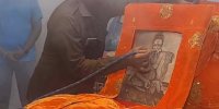 تصویری باورنکردنی از تعارف قلیان به عکس رئیس معبد هندی