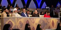 تصاویر لحظه اعطای نشان خادمی حرم امام رضا(ع) به عوامل برنامه تلویزیونی محفل | ببینید