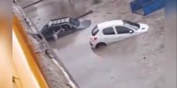 لحظات نفس‌گیر گرفتار شدن خانواده‌ای با فرزند نوزاد در سیل مشهد