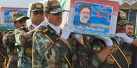  طواف پیکر مطهر شهید رئیسی دور ضریح امام رضا(ع)+ فیلم
