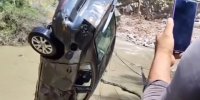 تصاویر بیرون کشیدن مزدا از رودخانه چالوس + فیلم |  ۳ نفر همچنان مفقود هستند