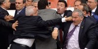زد و خورد در پارلمان ترکیه | فیلم