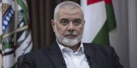 بوسه خانواده شهید هنیه بر پیکرش در دانشگاه تهران