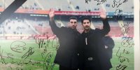 به مزایده گذاشته شدن تابلو تصویر مرحوم مهرداد میناوند و علی انصاریان با امضای تمام بازیکنان نسل ۹۸ + ویدئو