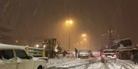 کمک‌رسانی پلیس مازندران به رانندگان در برف را ببینید